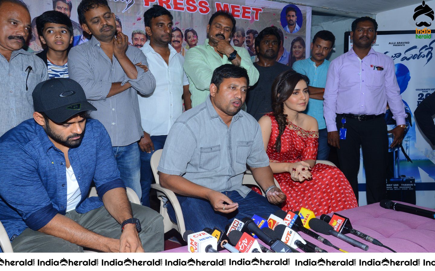 Pratiroju Pandaga Movie Team Bus tour at Vijayawada photos Set 1