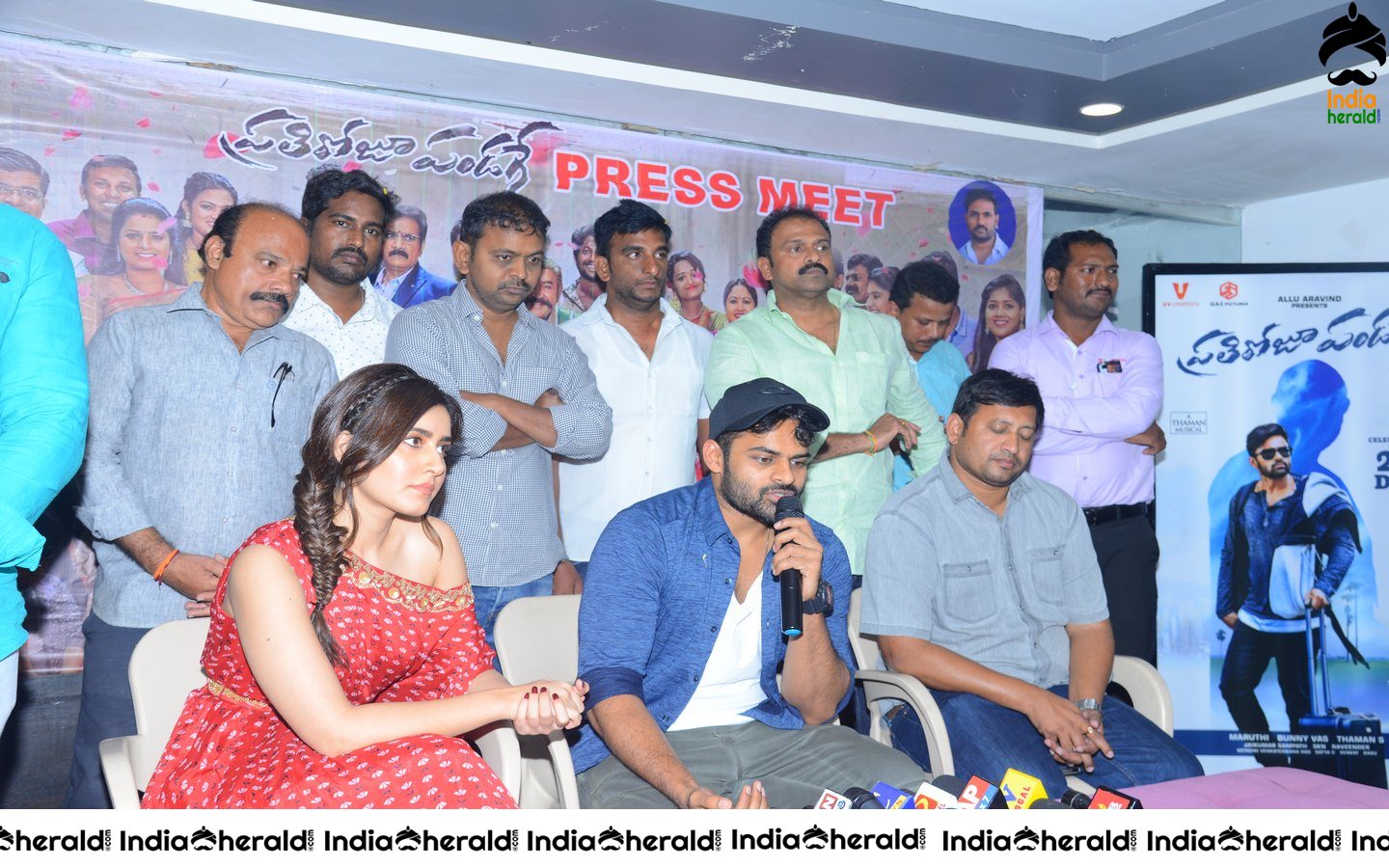 Pratiroju Pandaga Movie Team Bus tour at Vijayawada photos Set 1