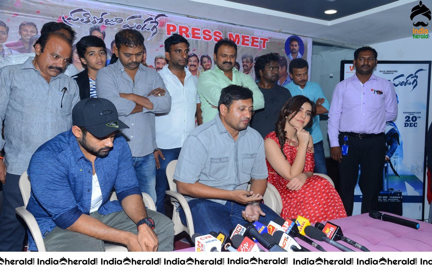 Pratiroju Pandaga Movie Team Bus tour at Vijayawada photos Set 1