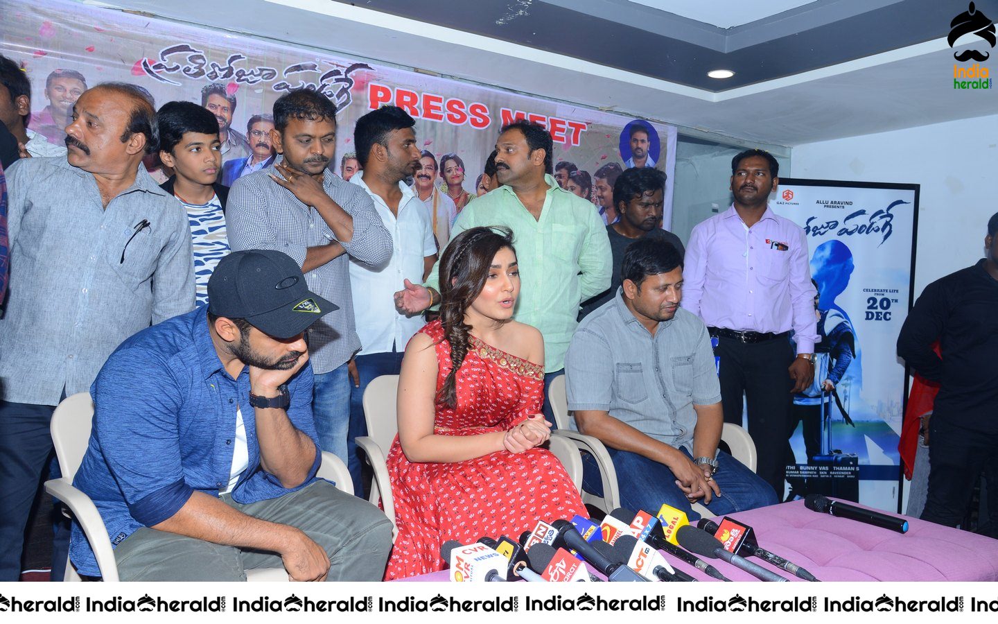 Pratiroju Pandaga Movie Team Bus tour at Vijayawada photos Set 1