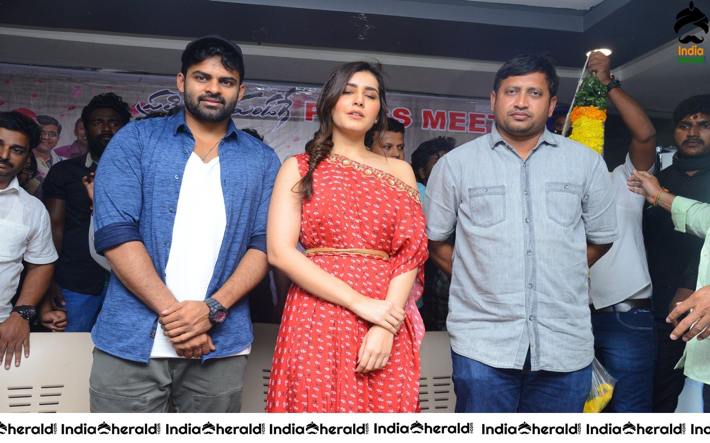 Pratiroju Pandaga Movie Team Bus tour at Vijayawada photos Set 2