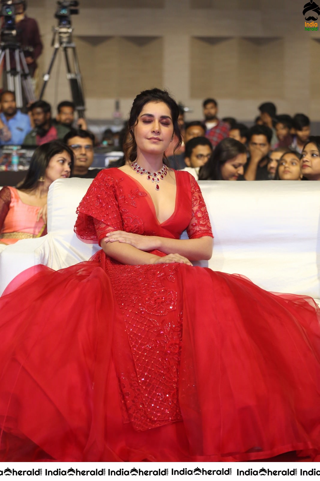 Raashi Khanna Dazzling in Red at World Famous Lover Event Set 1