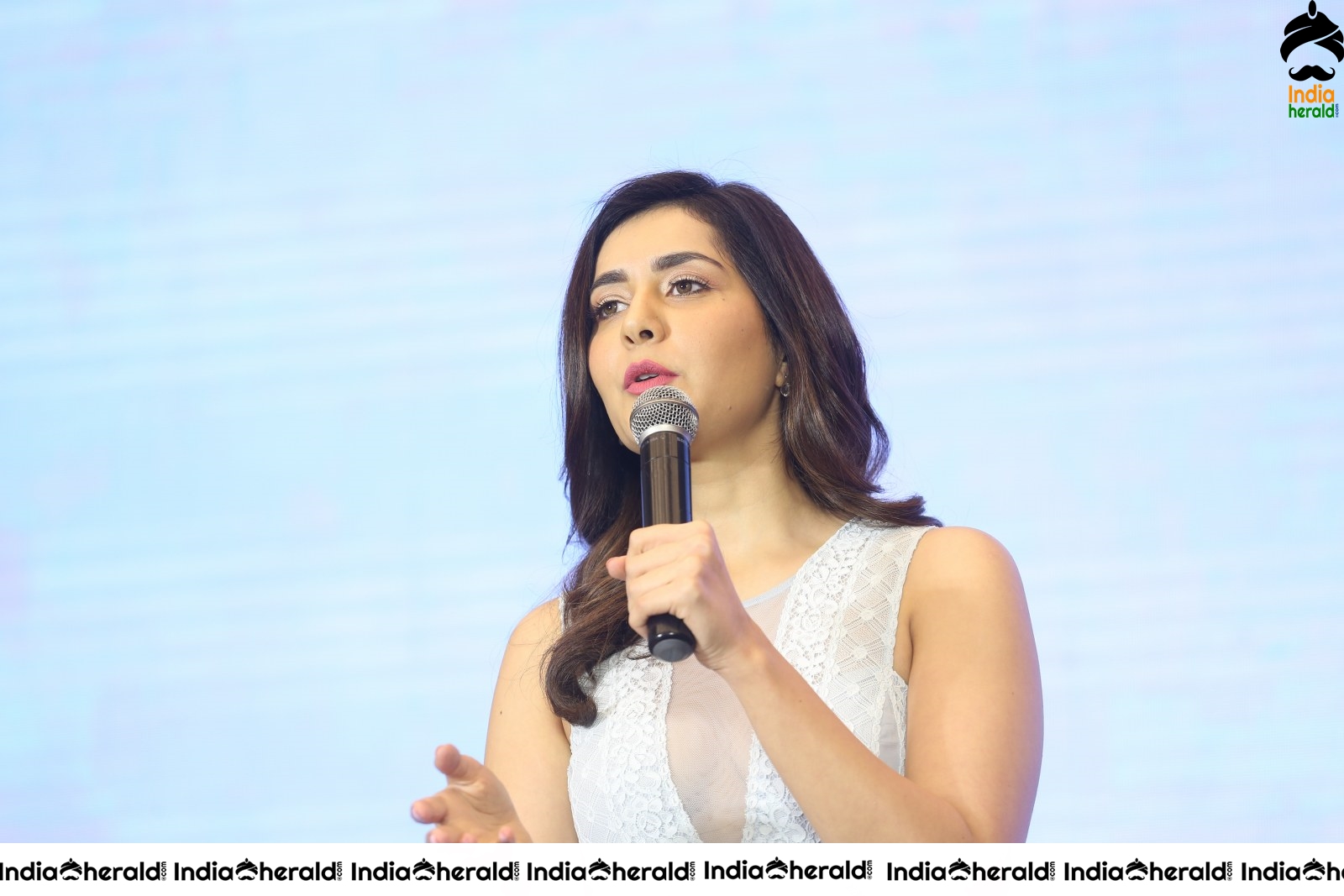 Raashi Khanna Speech Photos at World Famous Lover Event