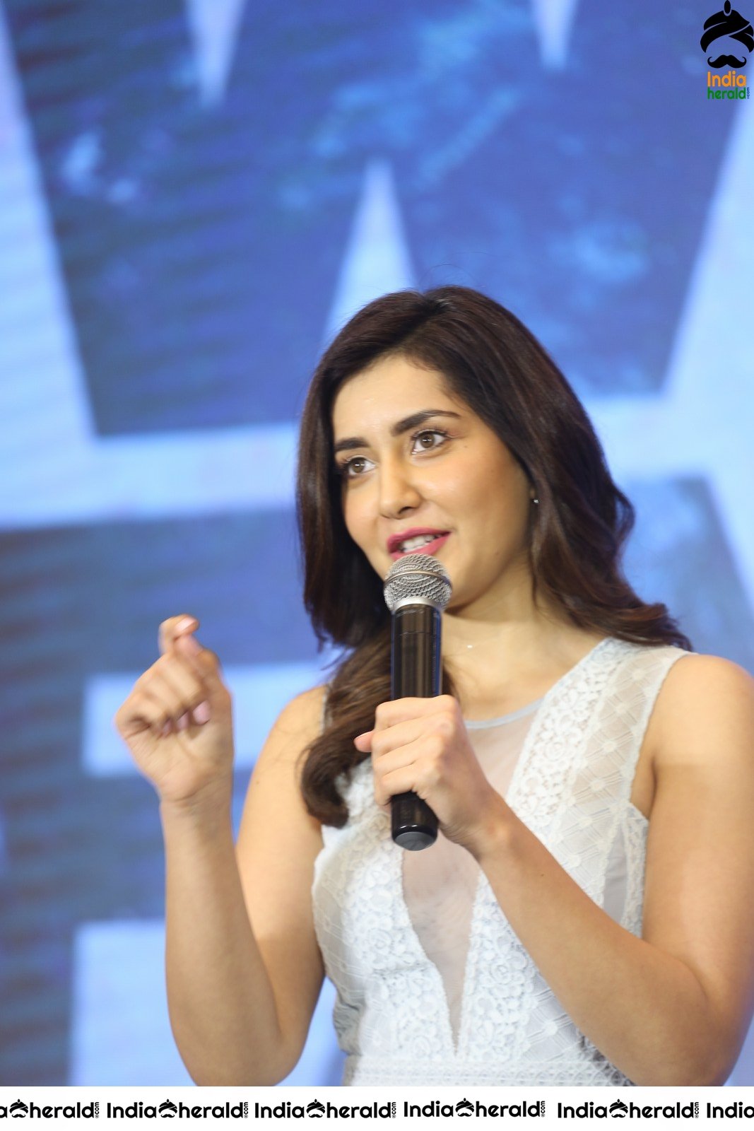 Raashi Khanna Speech Photos at World Famous Lover Event