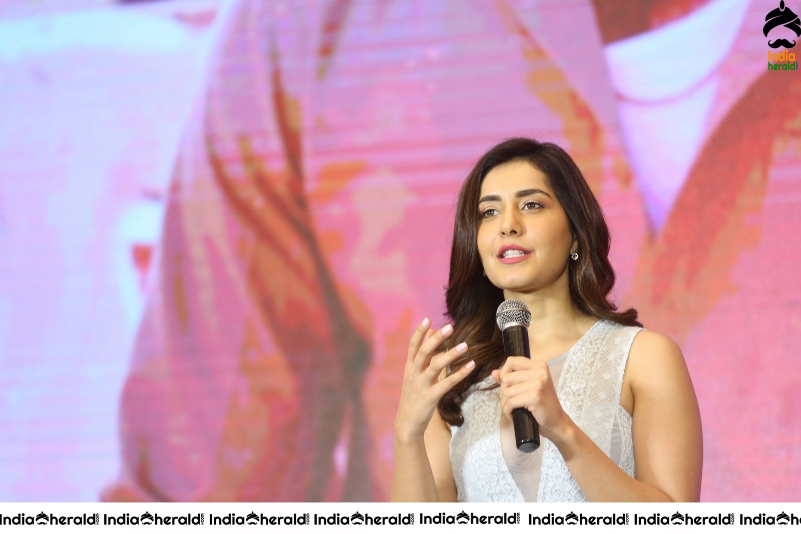 Raashi Khanna Speech Photos at World Famous Lover Event