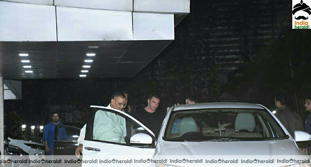 Salman Khan And Others At Helen Birthday Party At Sohail Khan House In Bandra Set 1