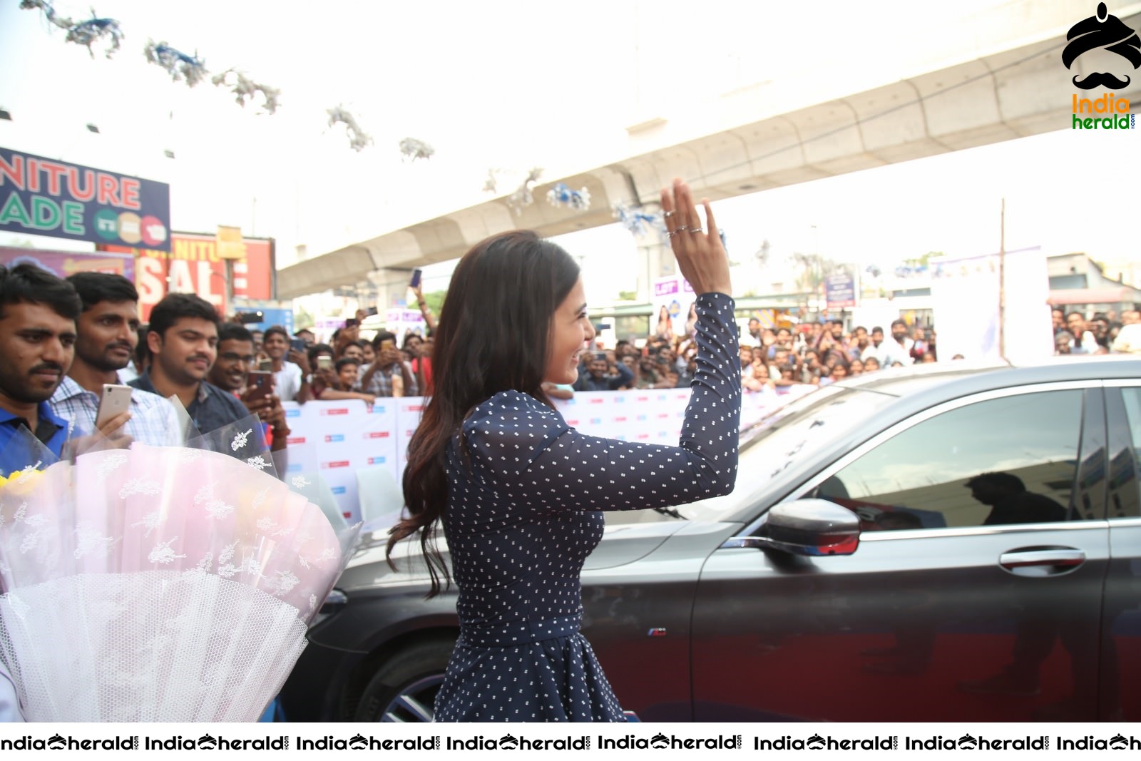 Samantha Hot and Sexy at the Launch of Oneplus Mobiles At Big C Set 1