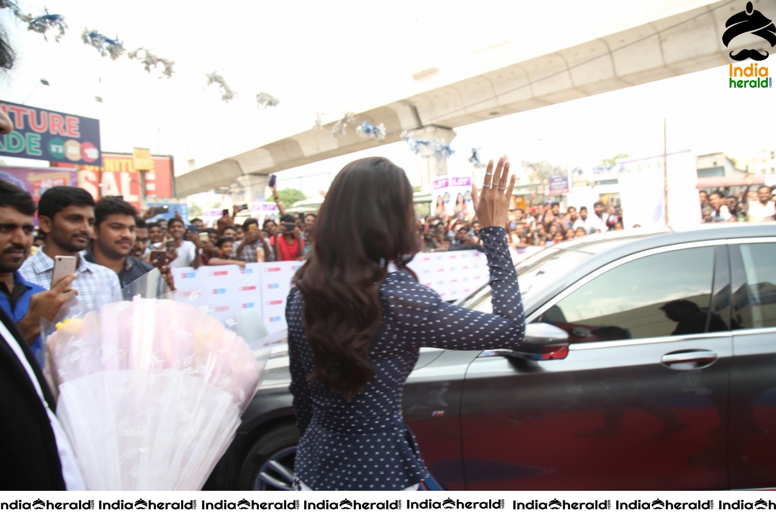 Samantha Hot and Sexy at the Launch of Oneplus Mobiles At Big C Set 1