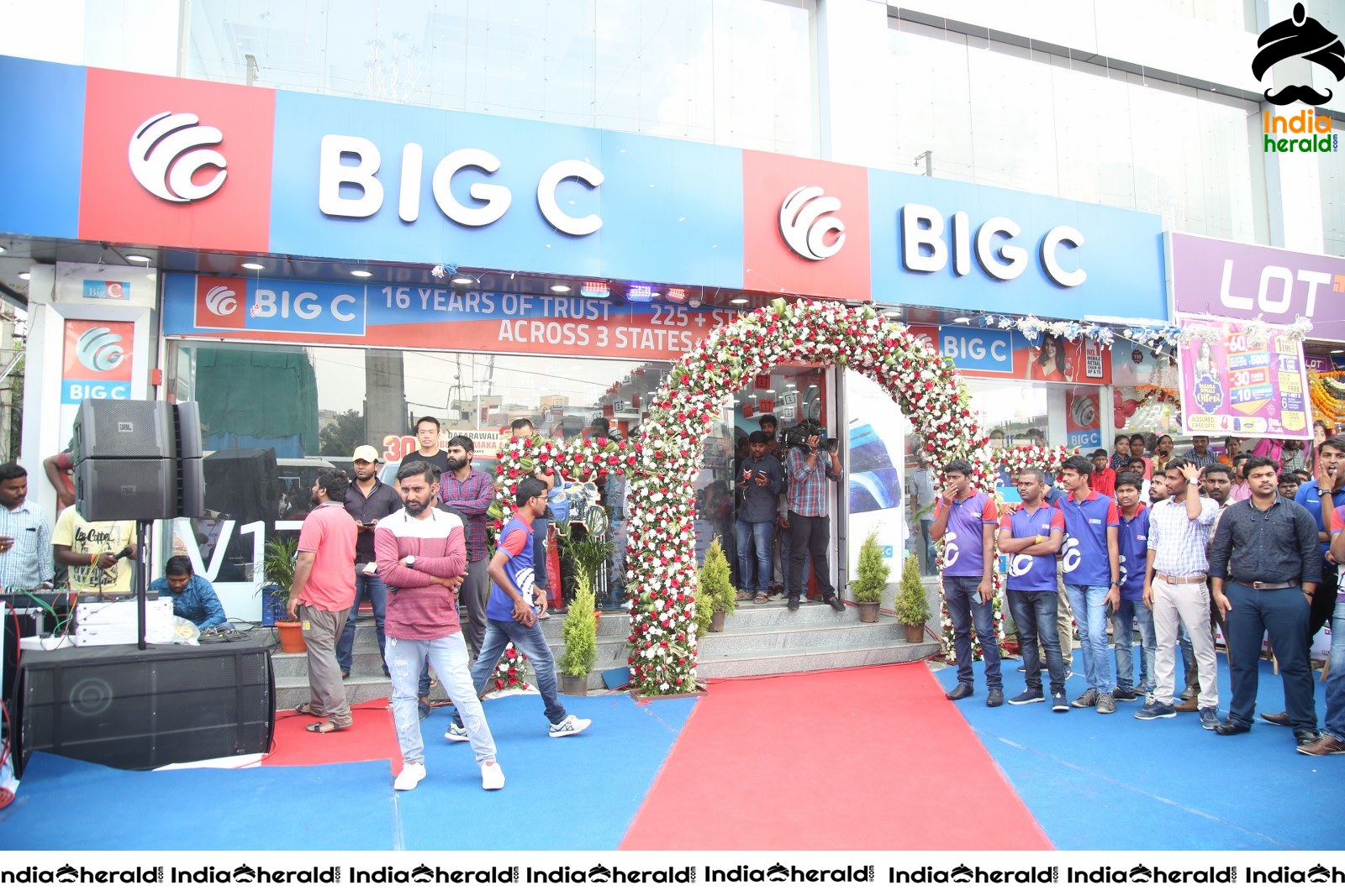 Samantha Hot and Sexy at the Launch of Oneplus Mobiles At Big C Set 1