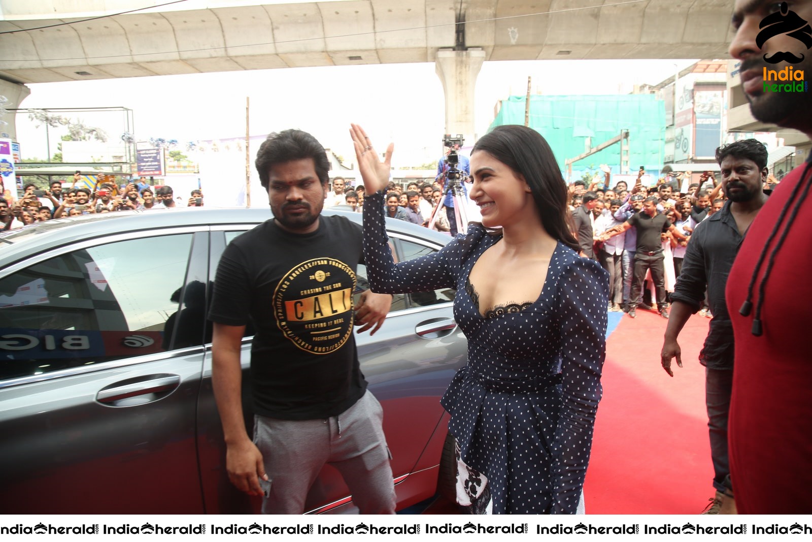 Samantha Hot and Sexy at the Launch of Oneplus Mobiles At Big C Set 1