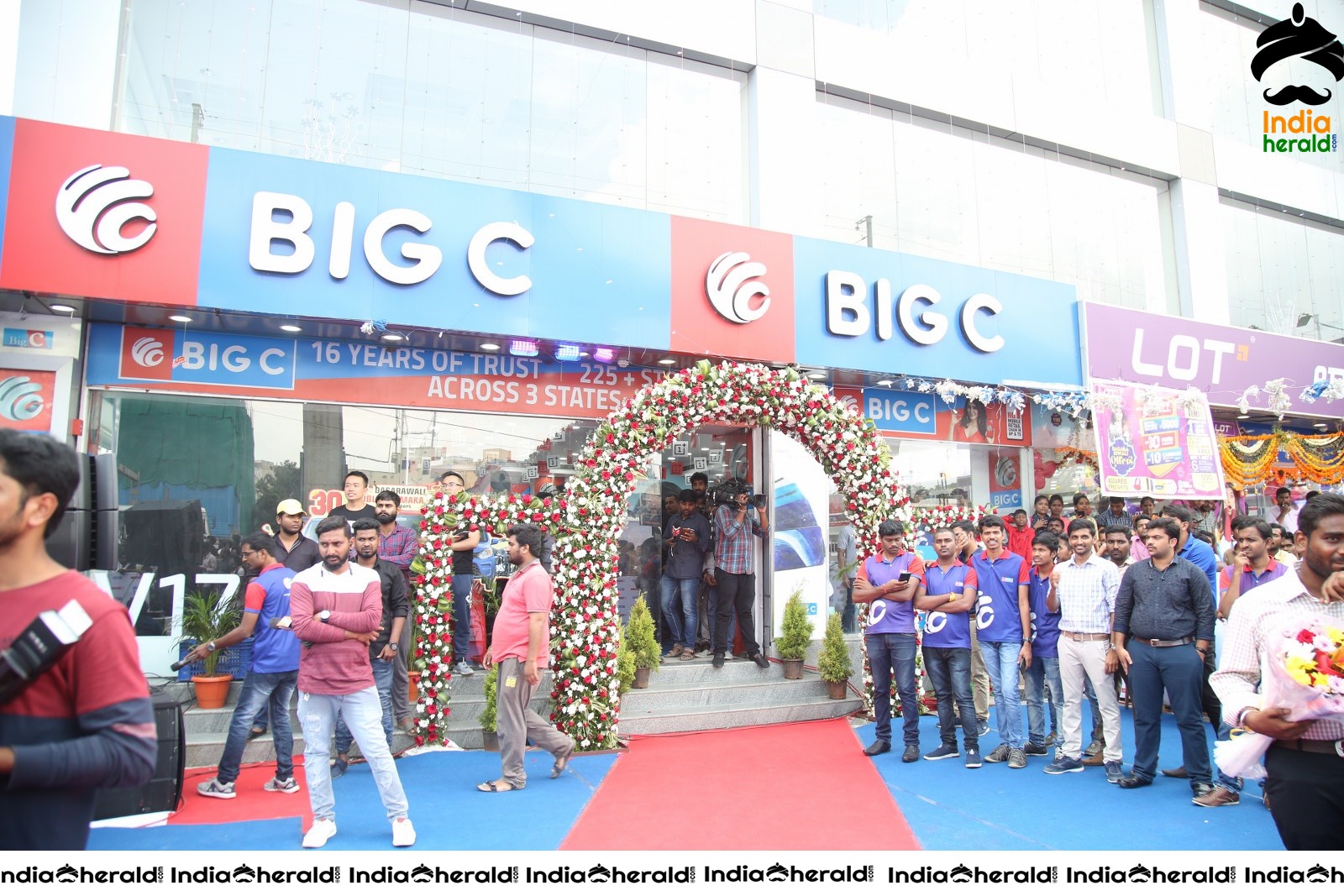 Samantha Hot and Sexy at the Launch of Oneplus Mobiles At Big C Set 1