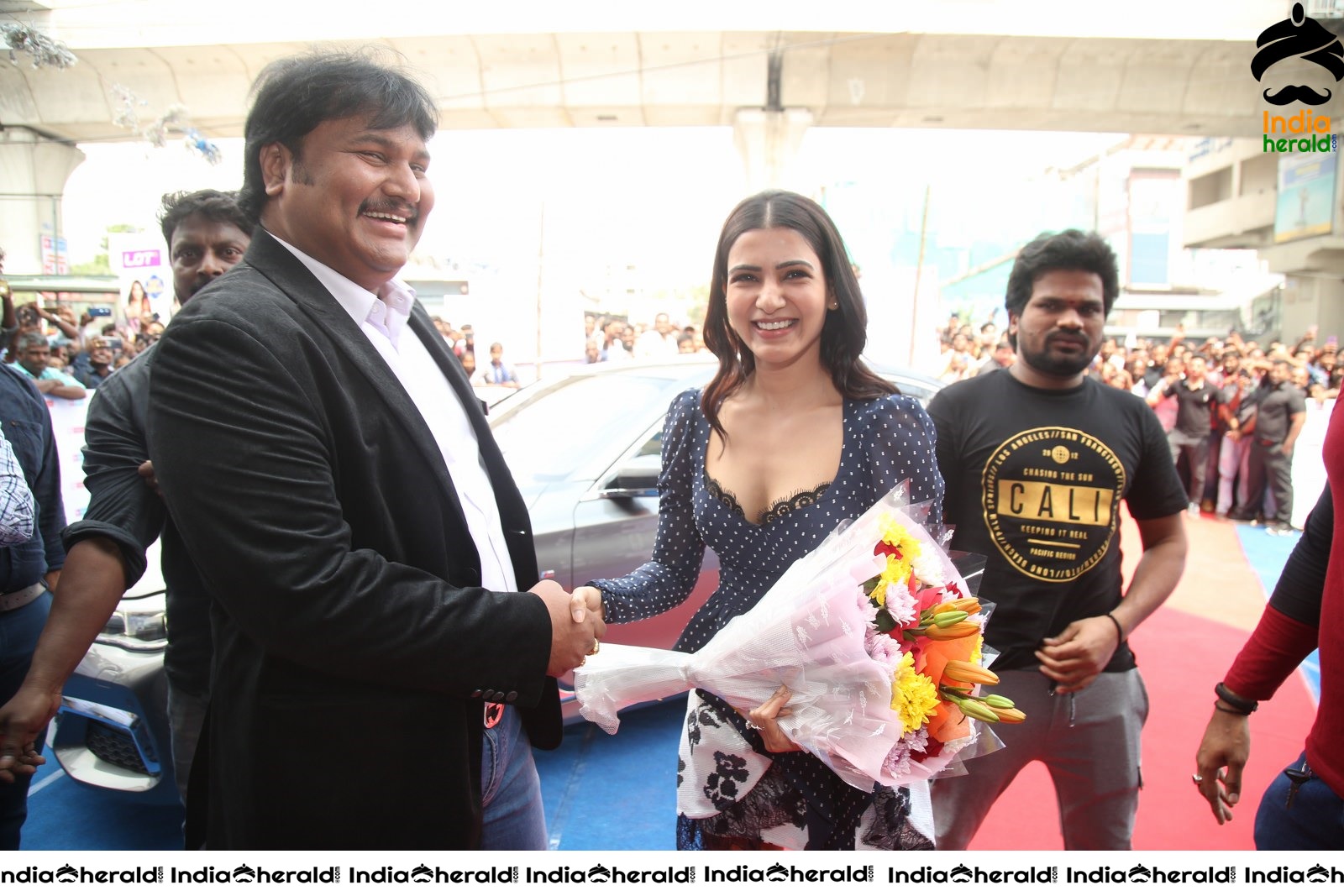 Samantha Hot and Sexy at the Launch of Oneplus Mobiles At Big C Set 1