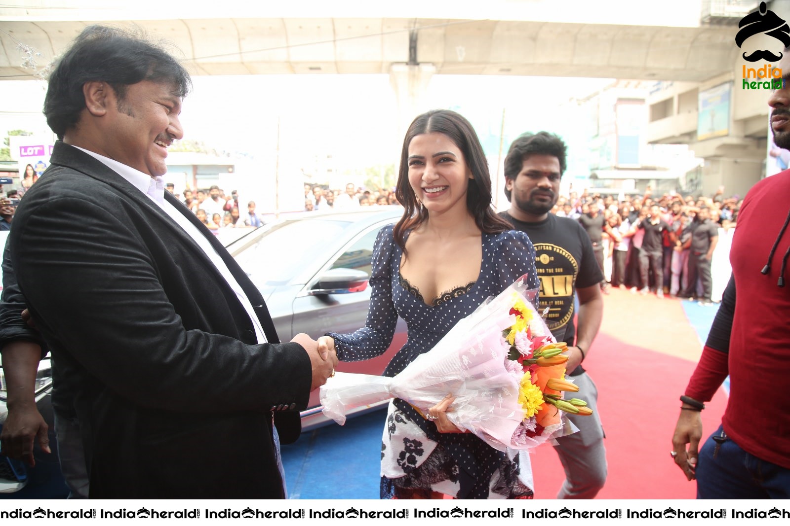 Samantha Hot and Sexy at the Launch of Oneplus Mobiles At Big C Set 1