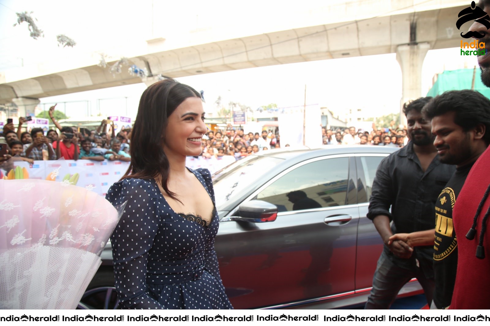 Samantha Hot and Sexy at the Launch of Oneplus Mobiles At Big C Set 1