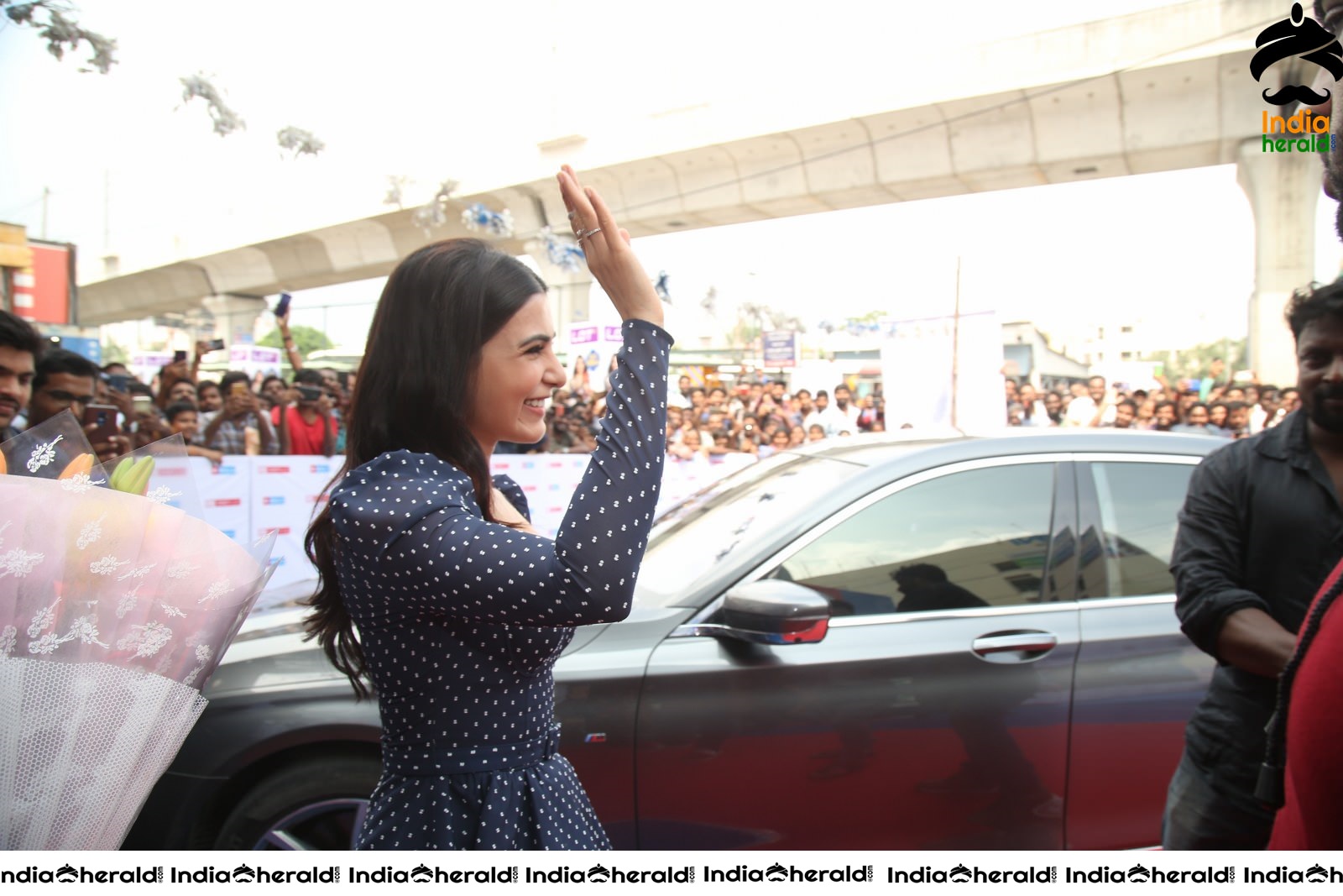 Samantha Hot and Sexy at the Launch of Oneplus Mobiles At Big C Set 1