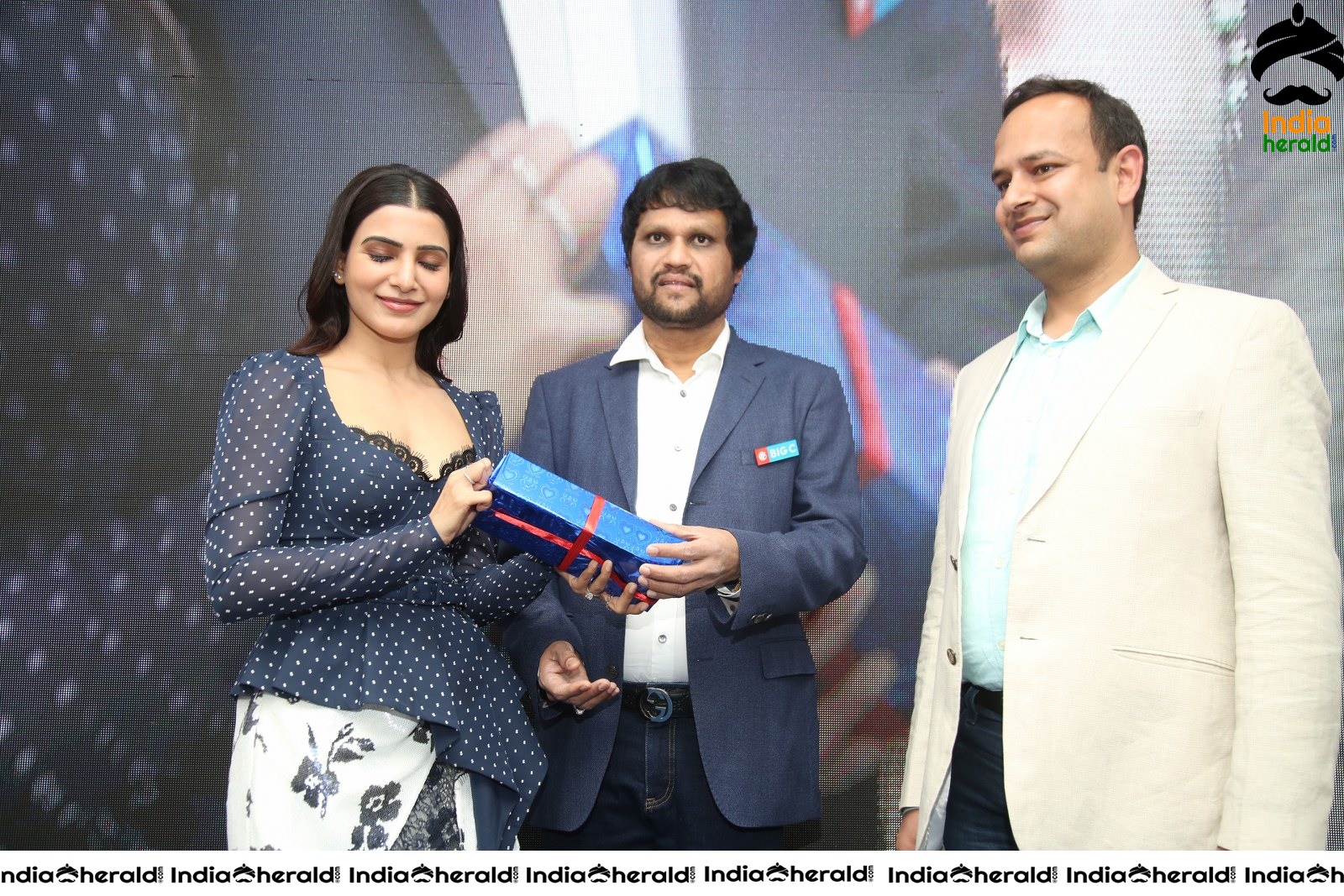 Samantha Hot and Sexy at the Launch of Oneplus Mobiles At Big C Set 2