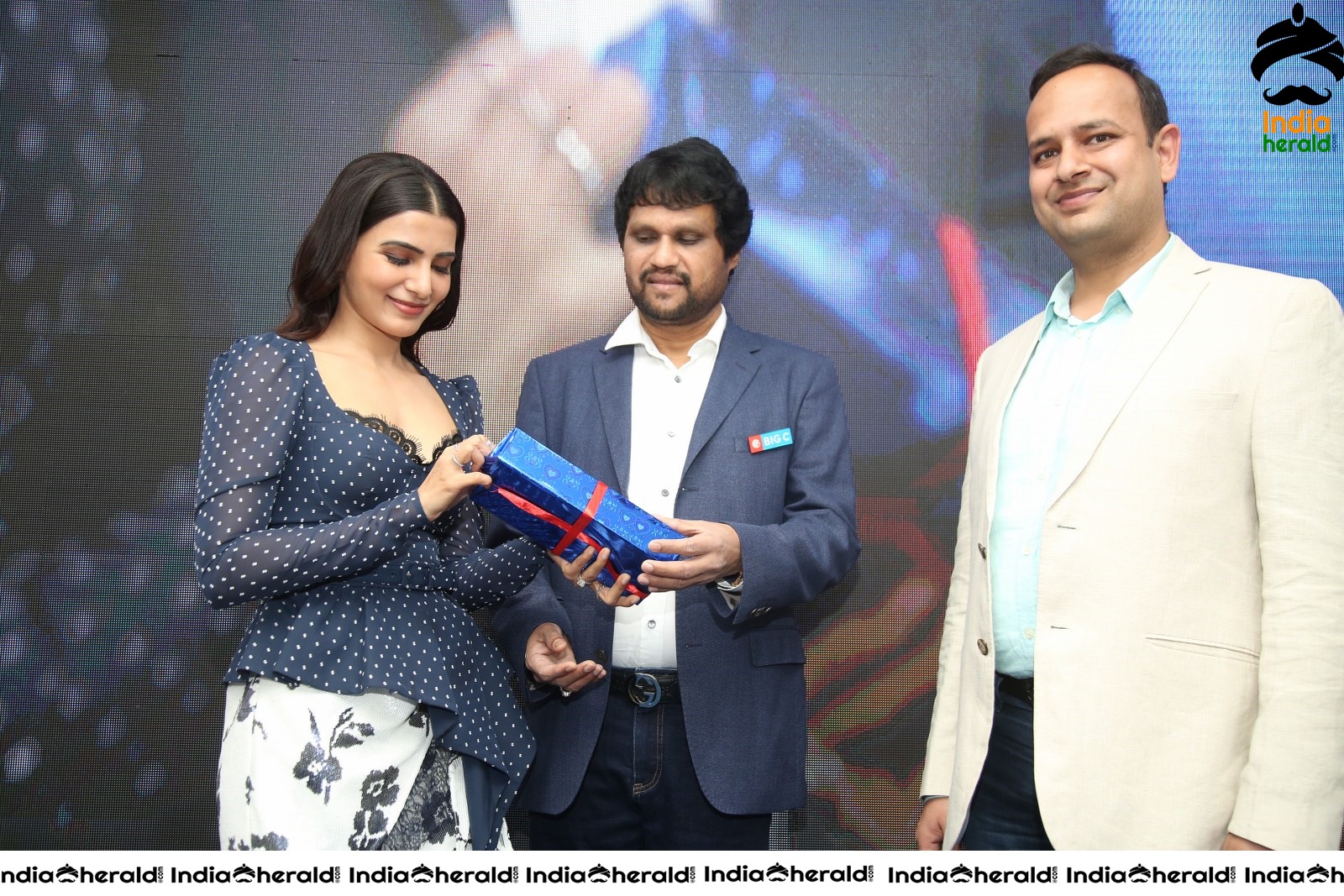 Samantha Hot and Sexy at the Launch of Oneplus Mobiles At Big C Set 2