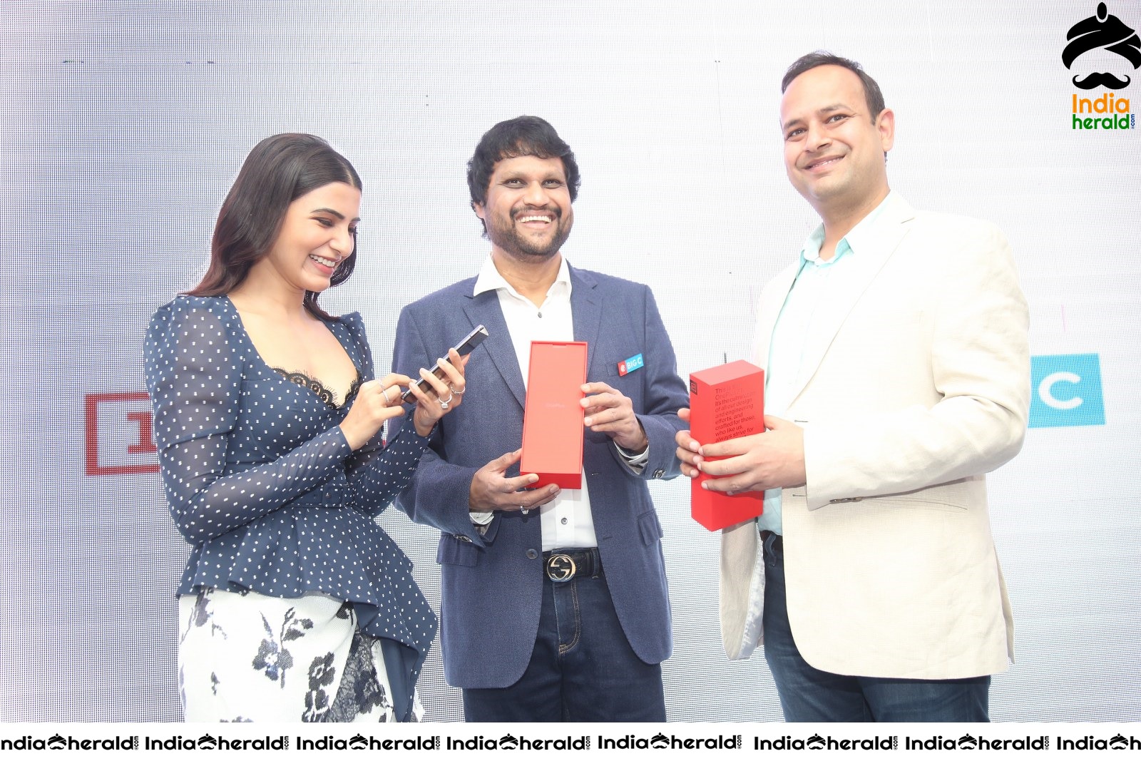 Samantha Hot and Sexy at the Launch of Oneplus Mobiles At Big C Set 3