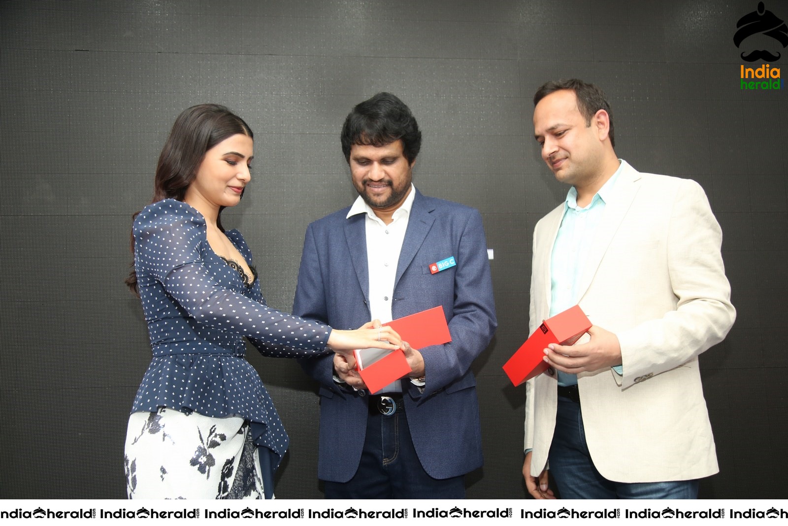 Samantha Hot and Sexy at the Launch of Oneplus Mobiles At Big C Set 3