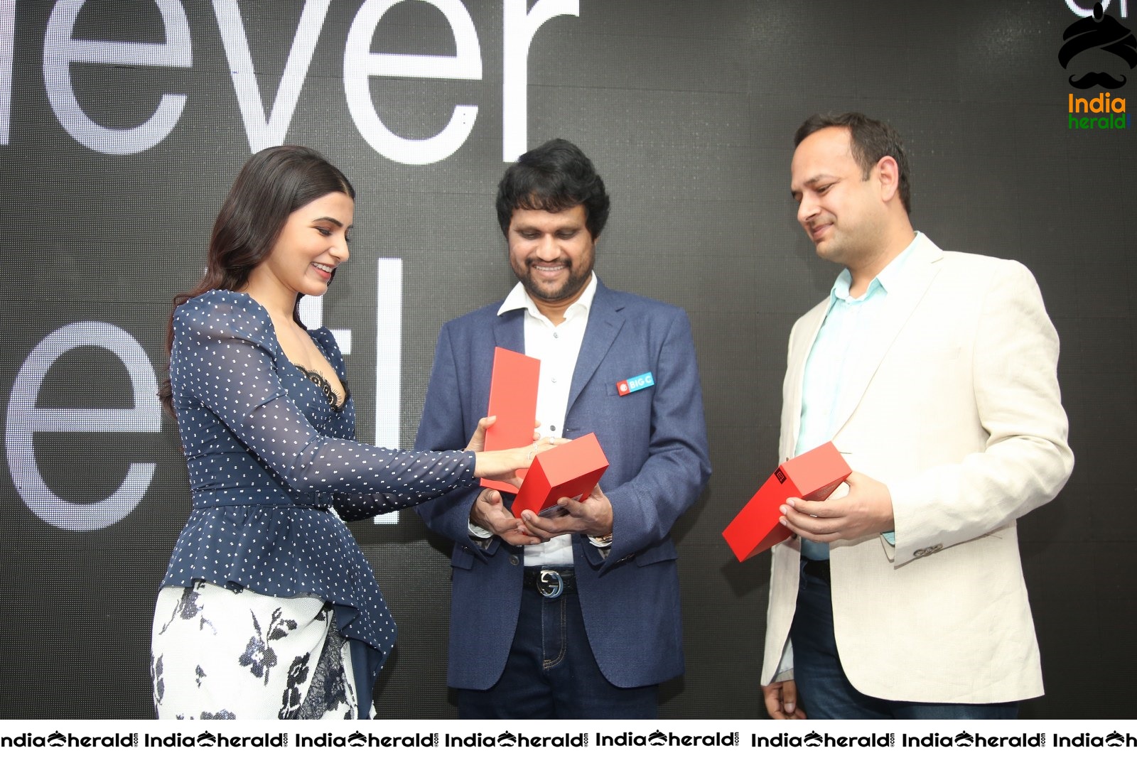 Samantha Hot and Sexy at the Launch of Oneplus Mobiles At Big C Set 3