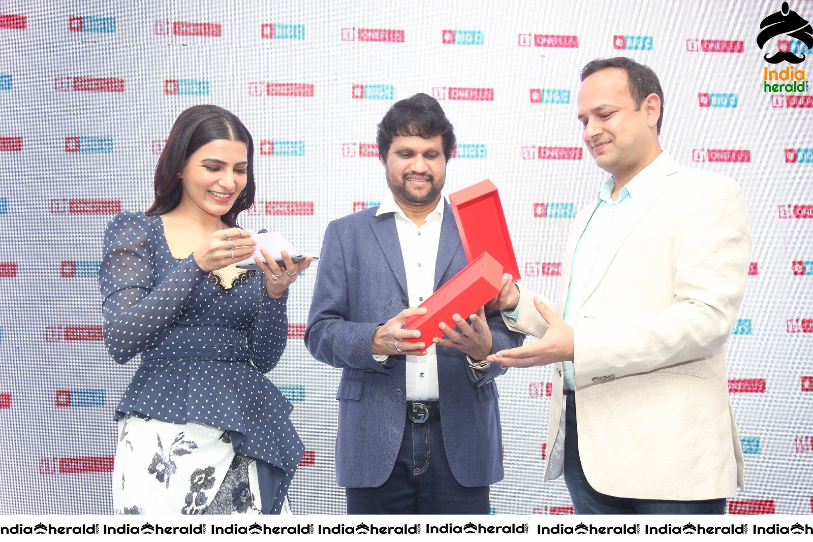 Samantha Hot and Sexy at the Launch of Oneplus Mobiles At Big C Set 3
