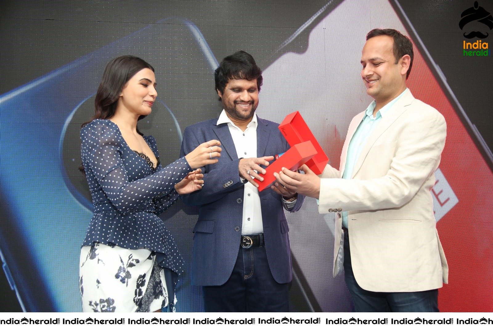 Samantha Hot and Sexy at the Launch of Oneplus Mobiles At Big C Set 3