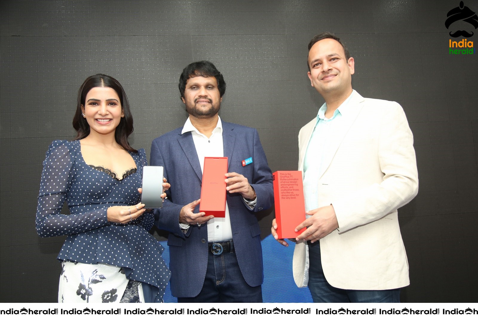 Samantha Hot and Sexy at the Launch of Oneplus Mobiles At Big C Set 4