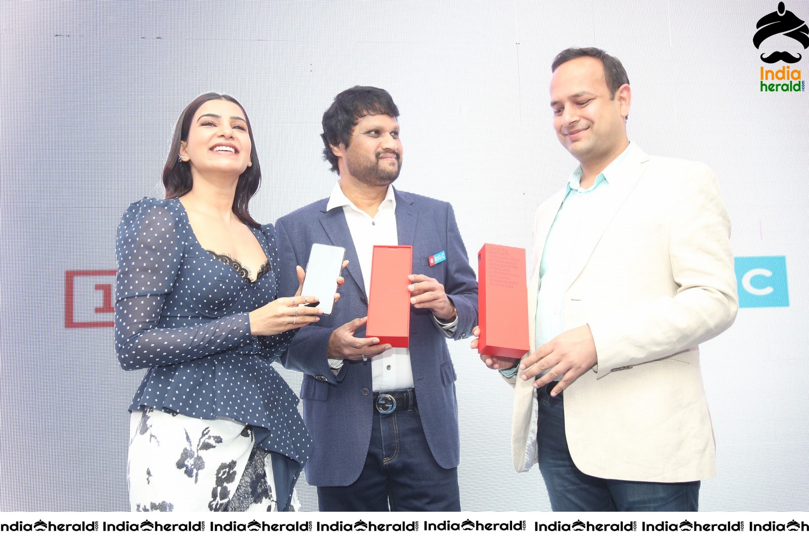 Samantha Hot and Sexy at the Launch of Oneplus Mobiles At Big C Set 4