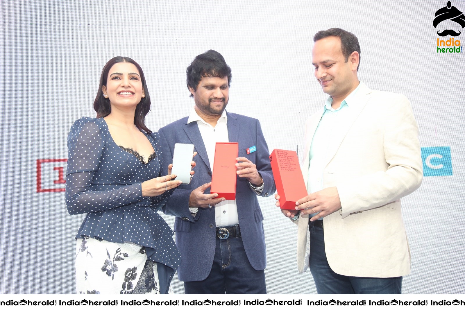 Samantha Hot and Sexy at the Launch of Oneplus Mobiles At Big C Set 4