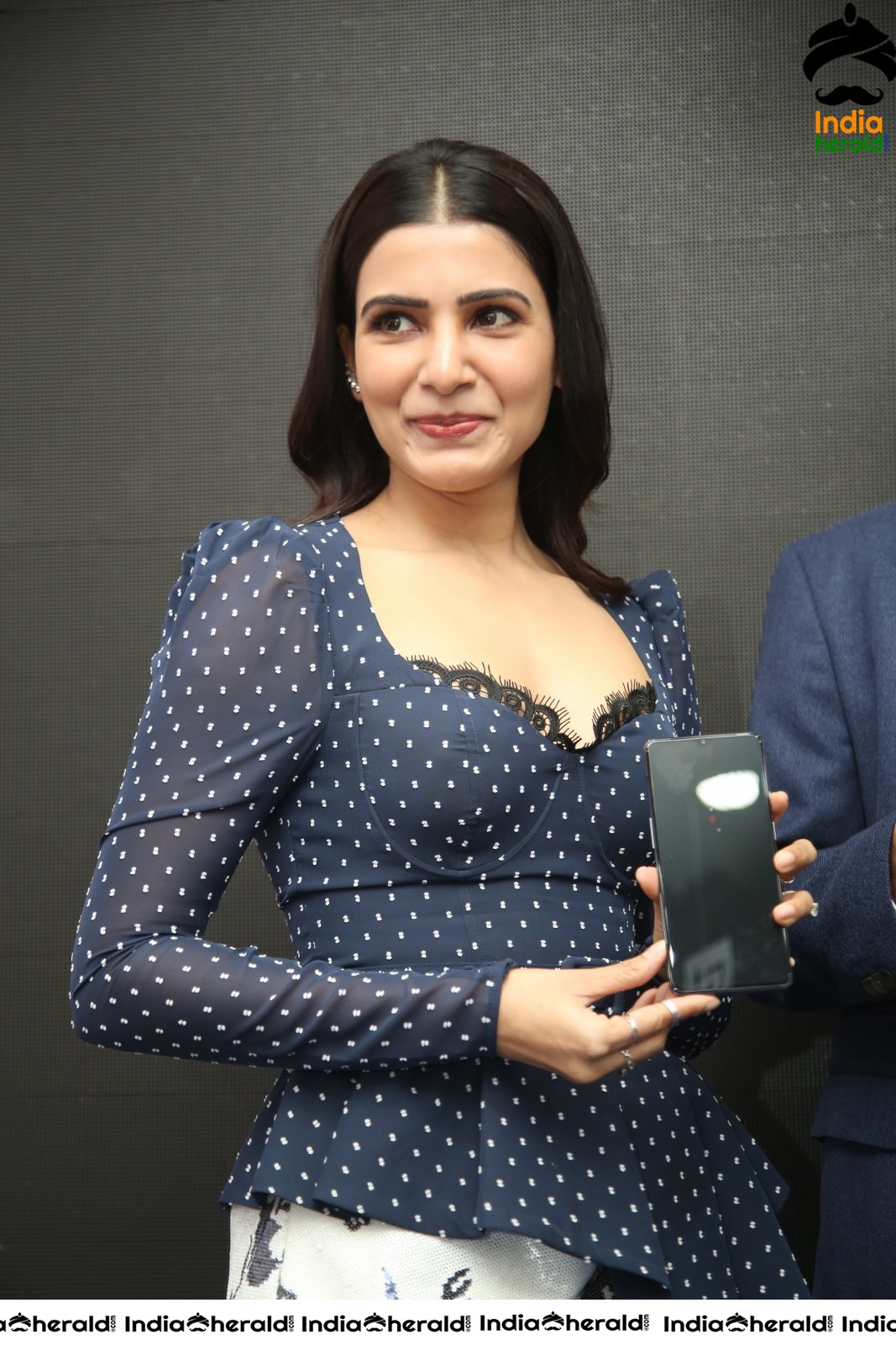 Samantha Hot and Sexy at the Launch of Oneplus Mobiles At Big C Set 4