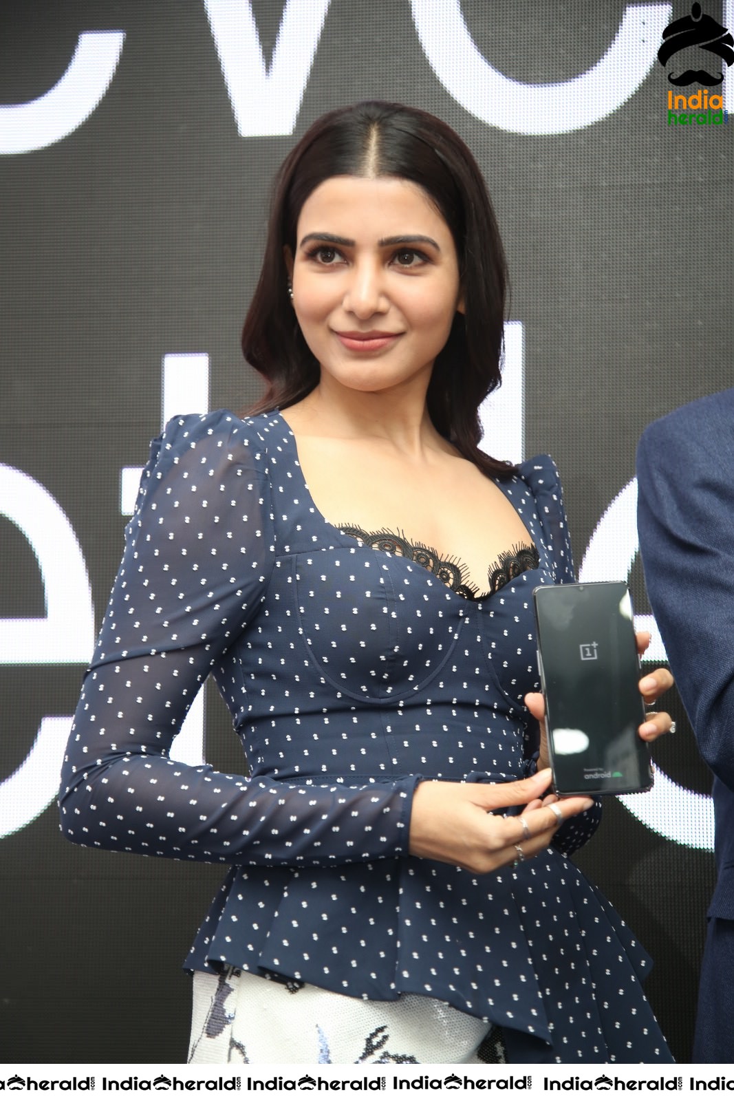 Samantha Hot and Sexy at the Launch of Oneplus Mobiles At Big C Set 4