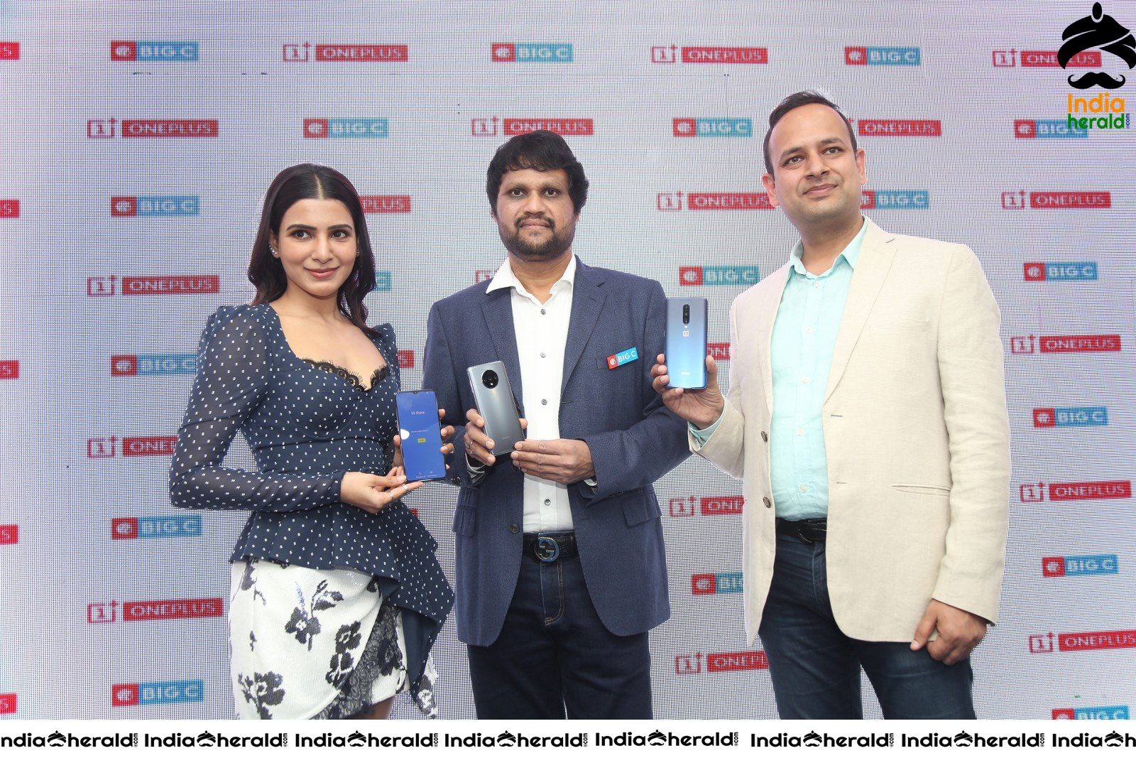 Samantha Hot and Sexy at the Launch of Oneplus Mobiles At Big C Set 5