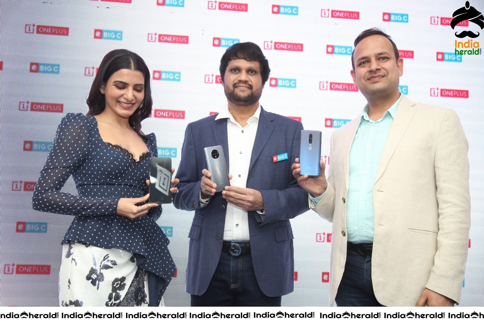 Samantha Hot and Sexy at the Launch of Oneplus Mobiles At Big C Set 5