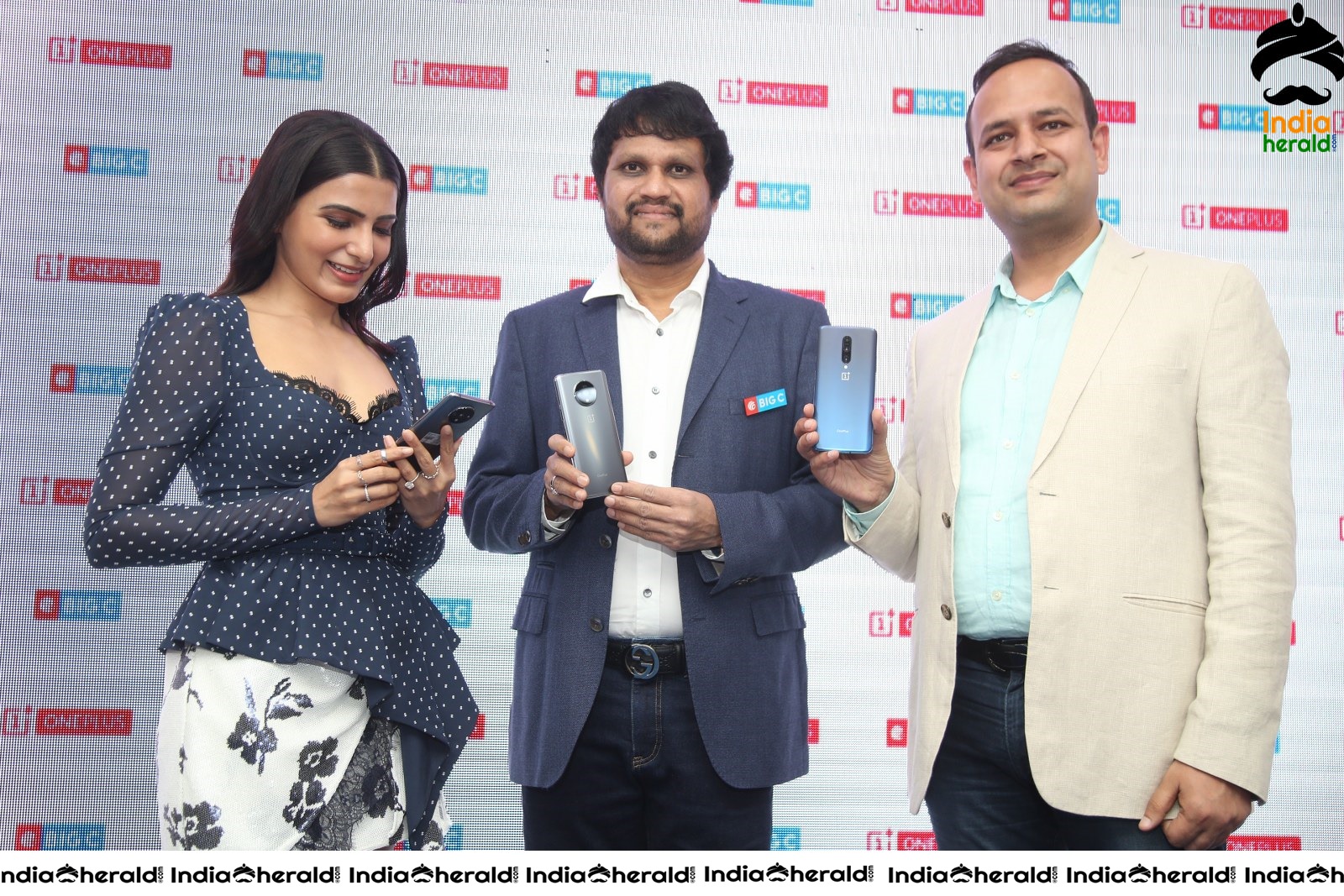 Samantha Hot and Sexy at the Launch of Oneplus Mobiles At Big C Set 5