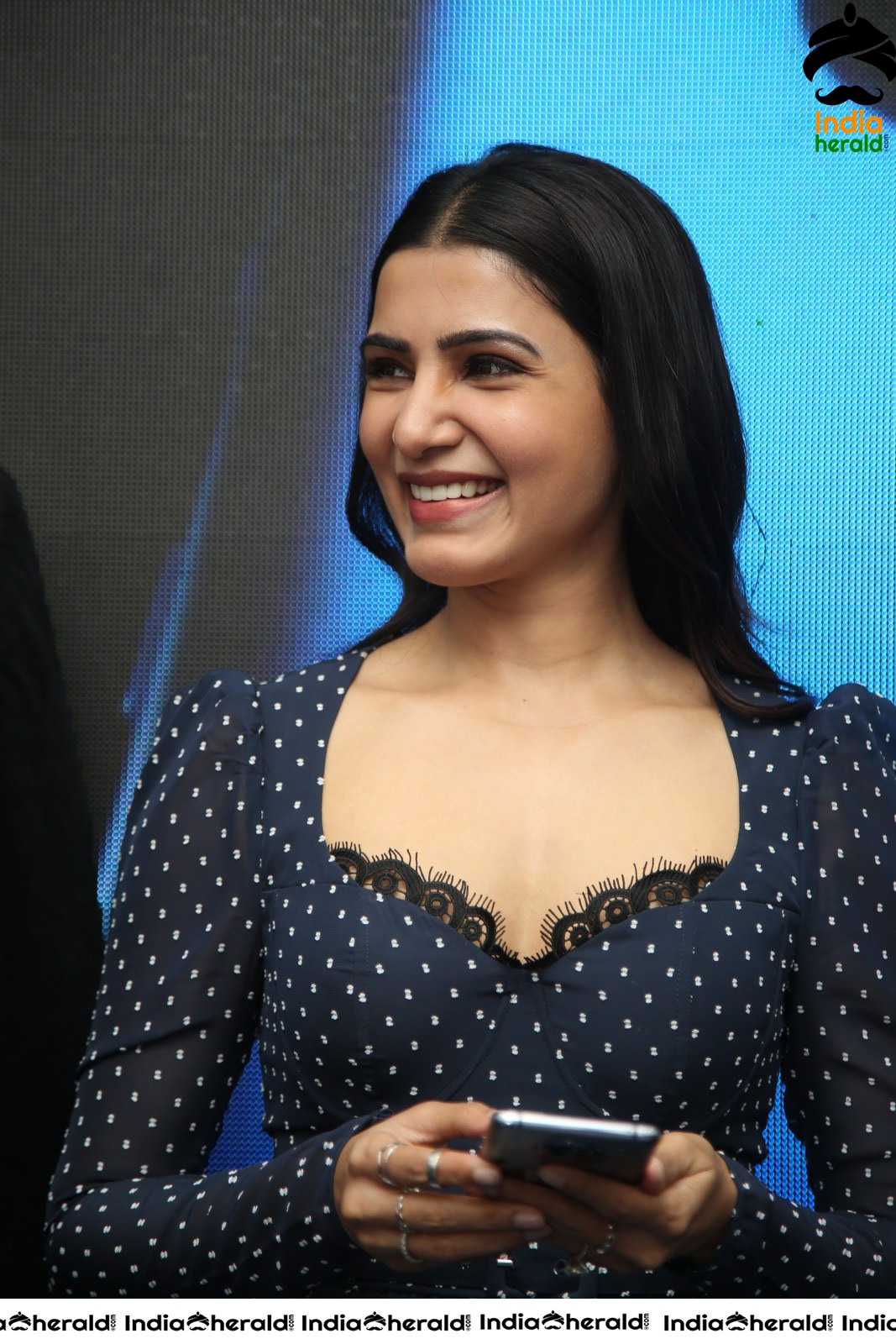 Samantha Hot and Sexy at the Launch of Oneplus Mobiles At Big C Set 5