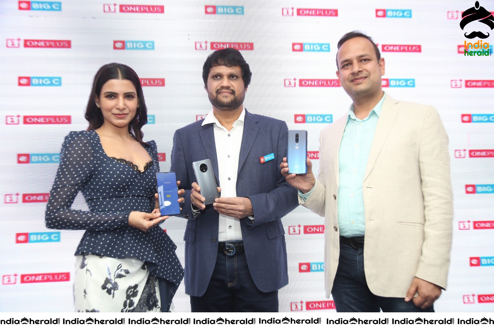 Samantha Hot and Sexy at the Launch of Oneplus Mobiles At Big C Set 5