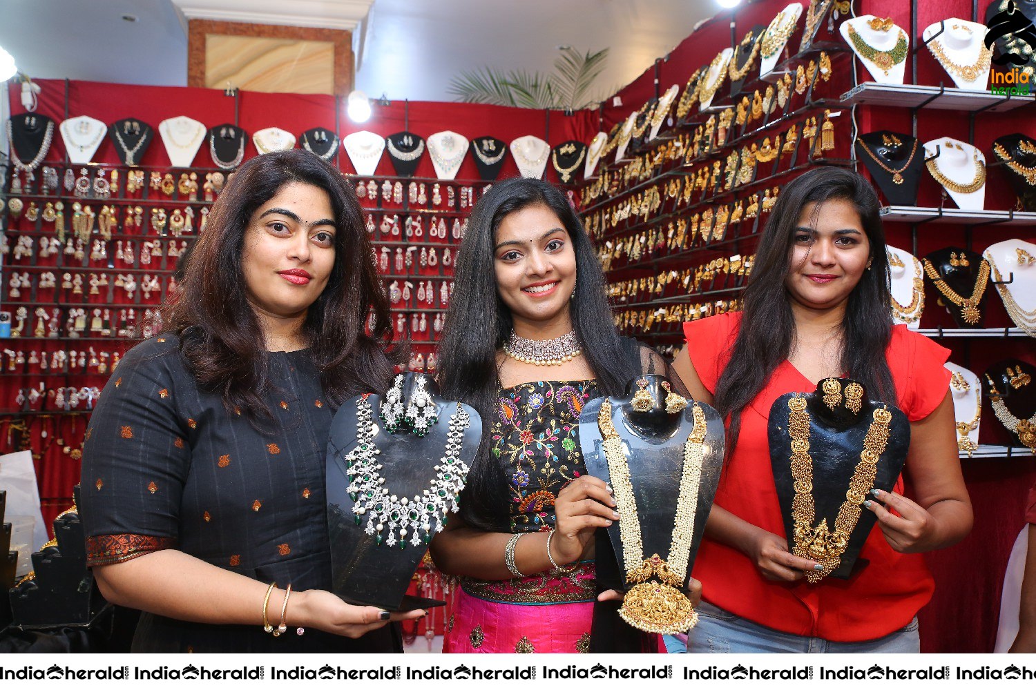 Sashikala and Shravani Reddy inaugurated The Haat Premium Heritage Fashion and Lifestyle Set 2