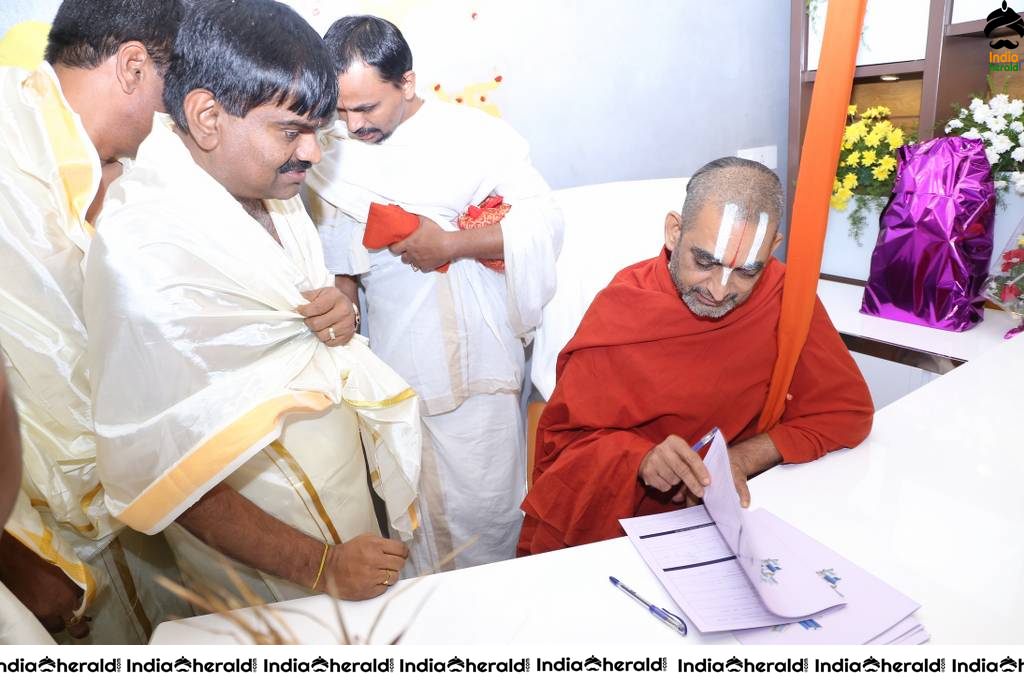Shri Tridandi Srimannarayana Ramanuja Chinna Jeeyar Swamy launched space vision groups Set 1
