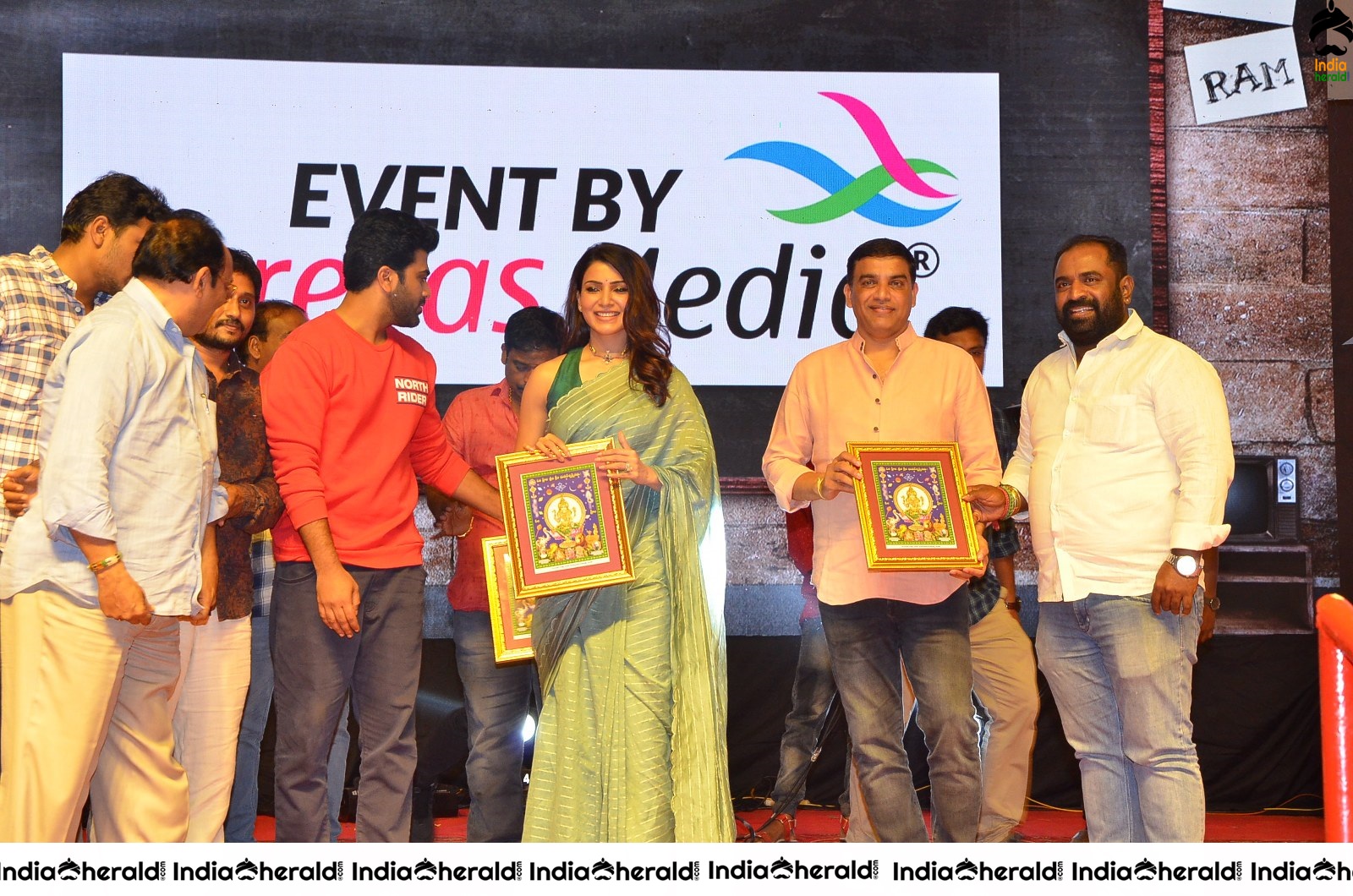 Some Unseen Stills of Samantha in Green Saree from Jaanu event Set 1