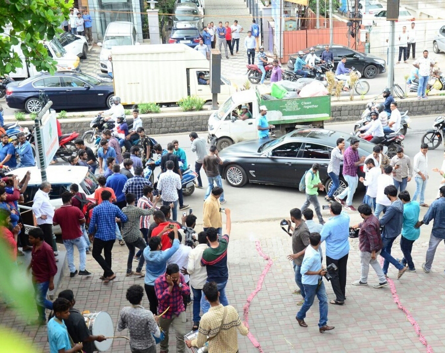 Sudeep Kashan And Anya Watch Ninu Veedani Needanu Nene In Hyderabad