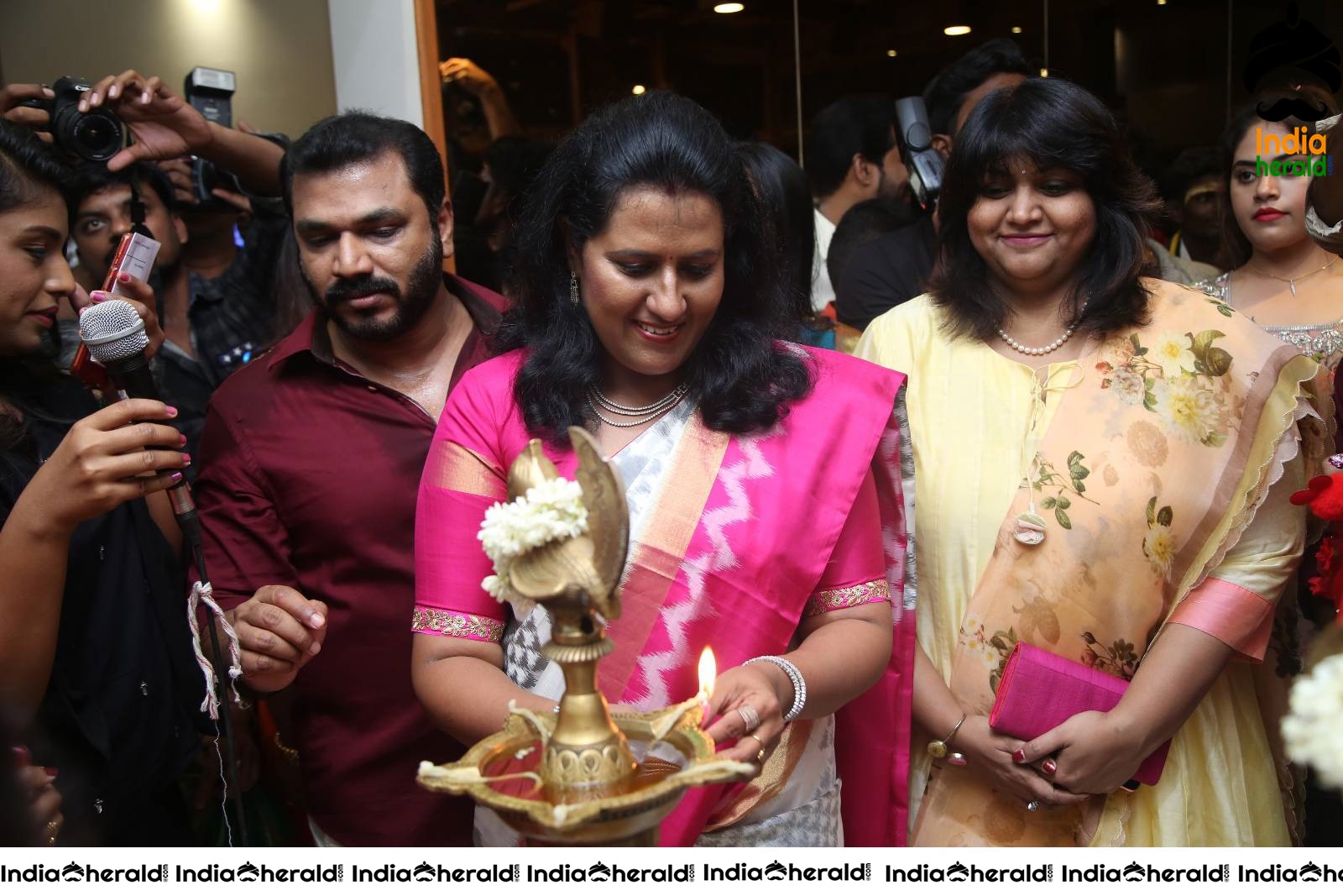The Grand Opening of i Face Hairdressing Studio Set 1