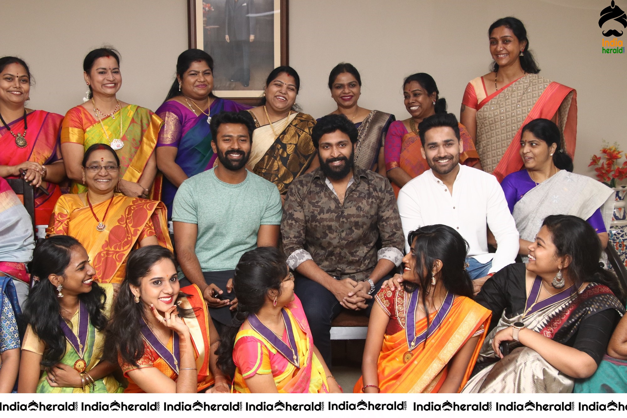 Vaanam kottatum team Photos with Ethiraj College students