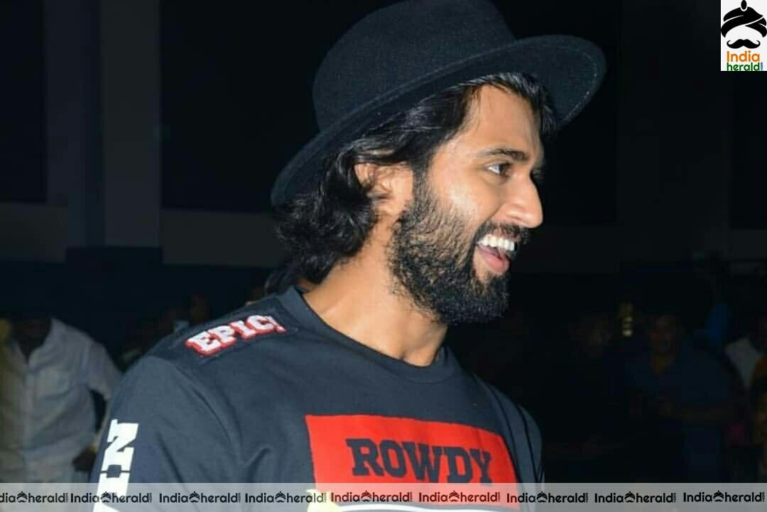 Vijay Devarakonda At Meeku Maathrama Cheptha Movie Pre Release Event Set 1