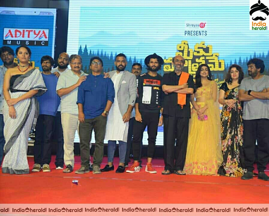 Vijay Devarakonda At Meeku Maathrame Cheptha Movie Pre Release Event Set 2