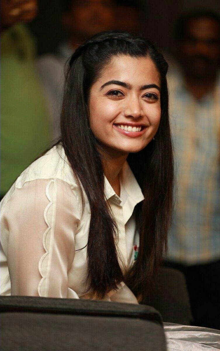 Vijay Deverakonda And Rashmika At The Promotions Of Dear Comrade Set 1