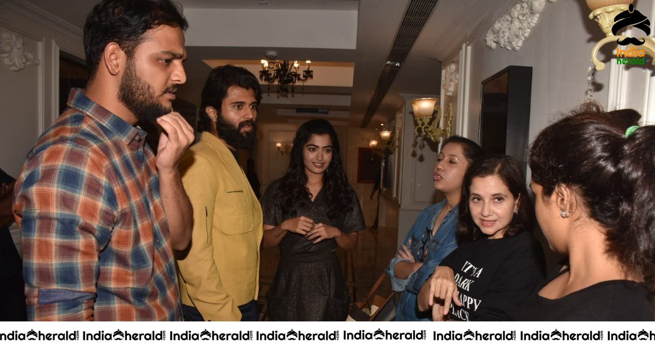 Vijay Deverakonda And Rashmika Mandanna Interacting With Fans At Mumbai During Dear Comrade Screening