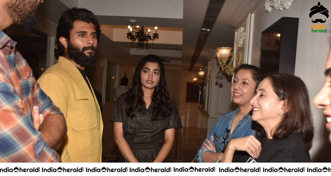 Vijay Deverakonda And Rashmika Mandanna Interacting With Fans At Mumbai During Dear Comrade Screening