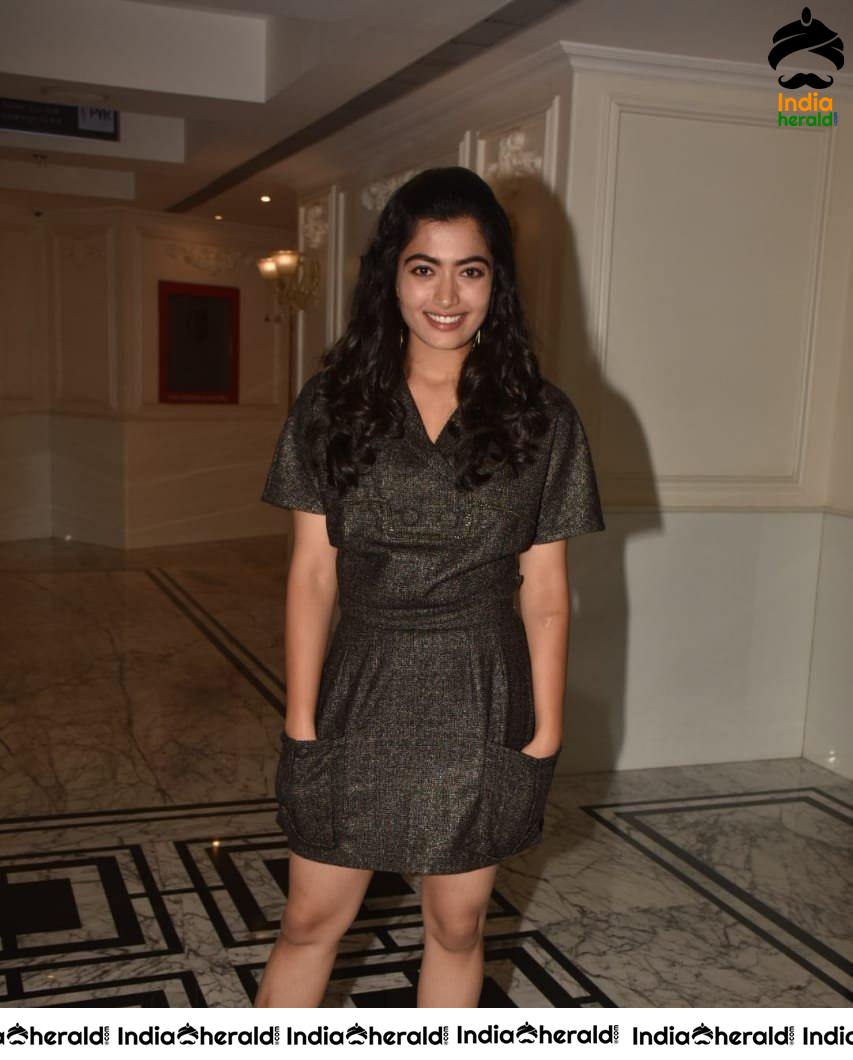 Vijay Deverakonda And Rashmika Mandanna Interacting With Fans At Mumbai During Dear Comrade Screening