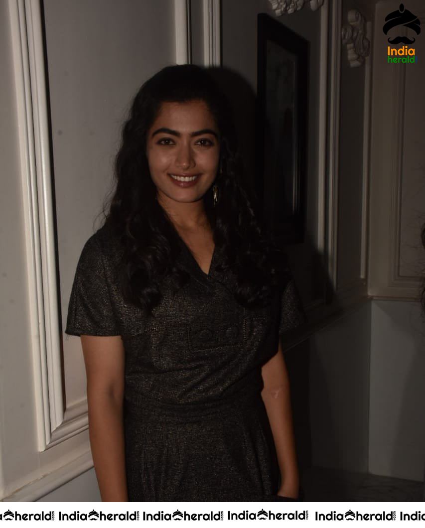 Vijay Deverakonda And Rashmika Mandanna Interacting With Fans At Mumbai During Dear Comrade Screening