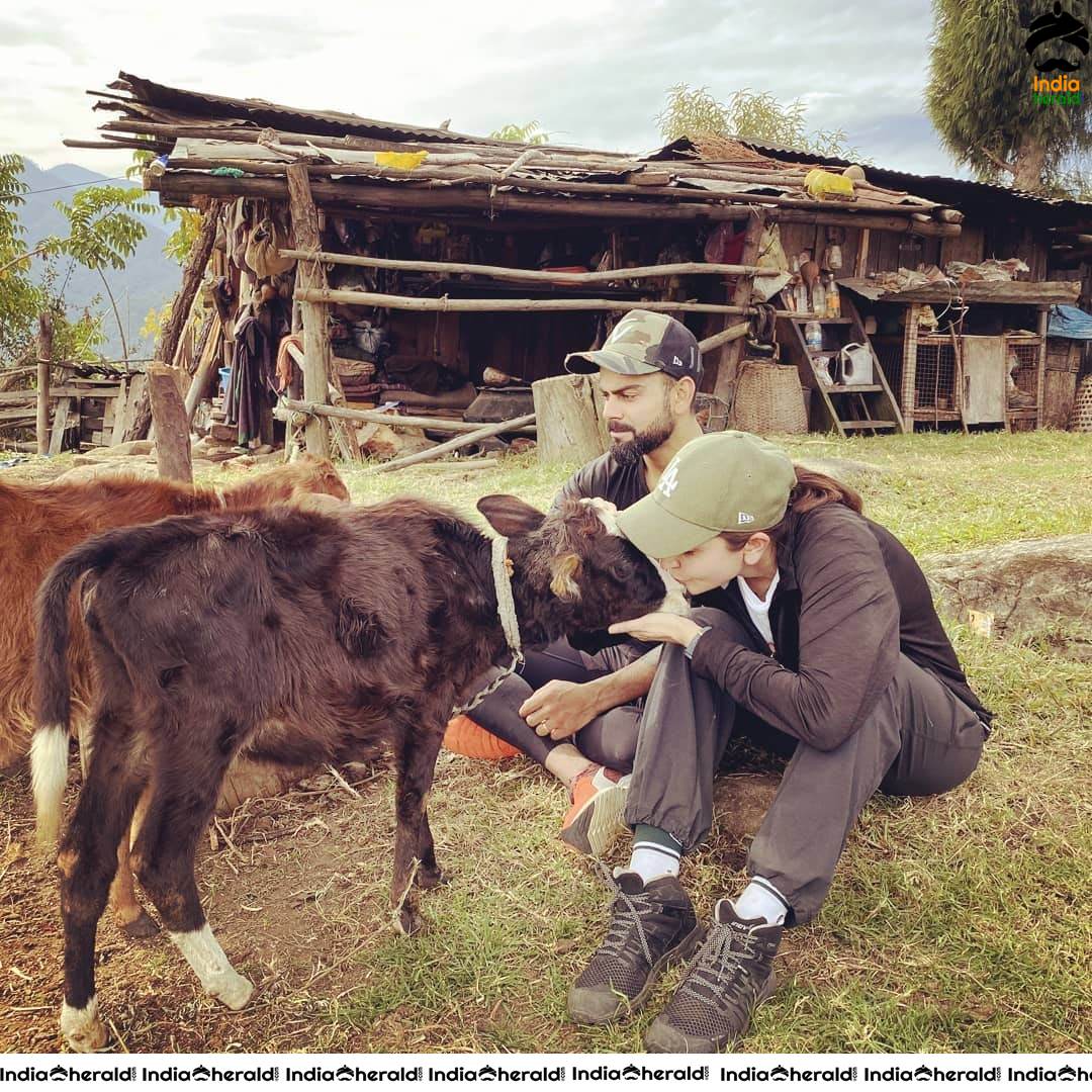 Virat Kohli Chilling out during a Vacation in Kashmir with Anushka Sharma